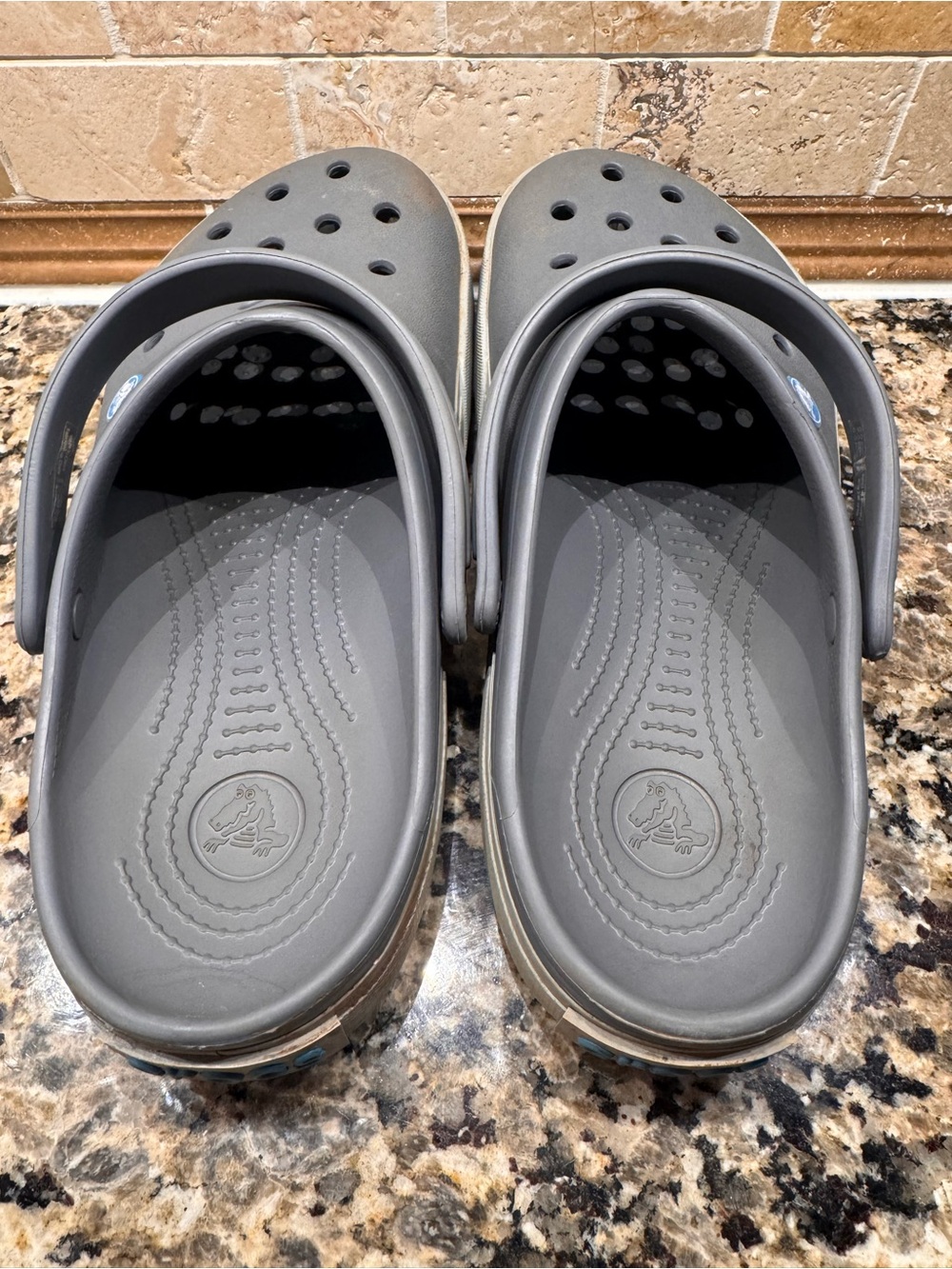 CROCS Men’s 8 Women’s 11 Gray Clogs with Blue Accent - Picture 2 of 7